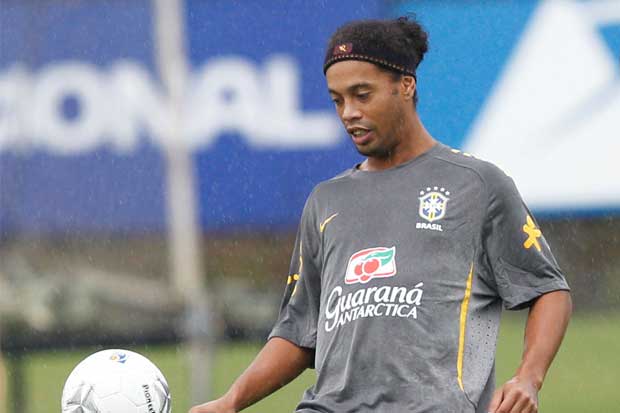 Ronaldinho ayudaría al Chapecoense, confirma su representante