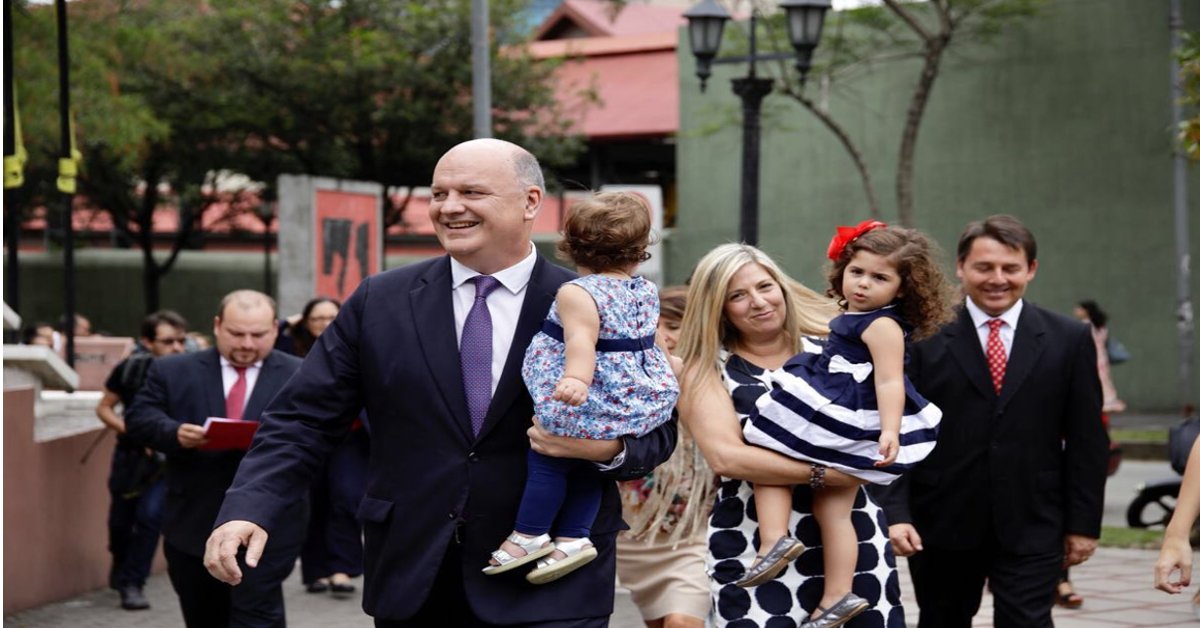 Rodolfo Piza inscribió esta tarde su candidatura ante el TSE