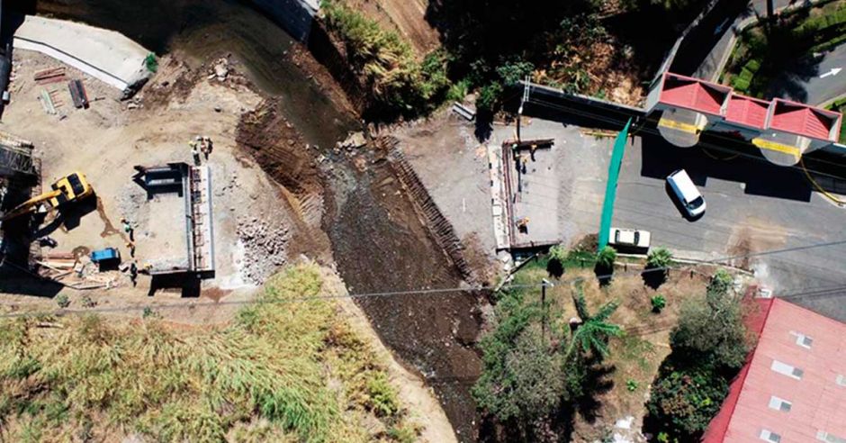 Casi listo nuevo puente que pasa detrás del motel Edén