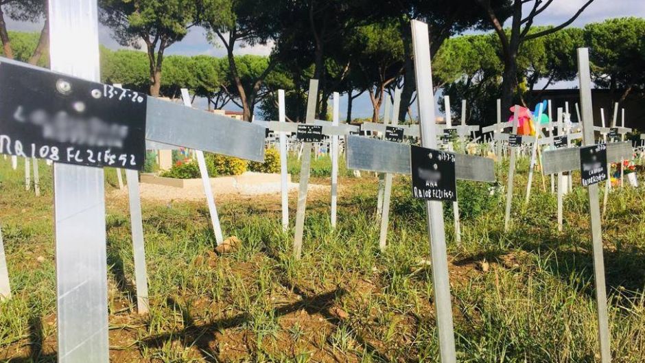"Esta no es mi tumba, sino la de mi hijo": los fetos enterrados con el nombre de sus madres que causan polémica en Italia