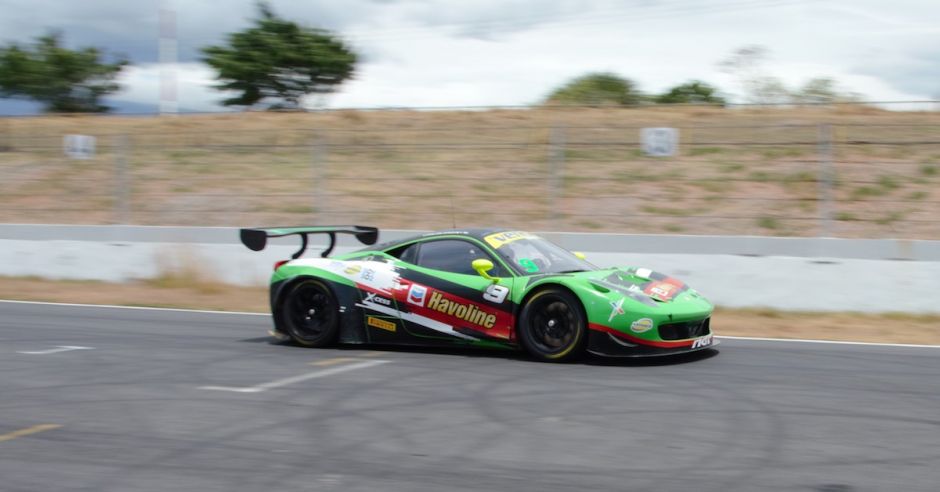Piloto de Ferrari destaca sana competencia y el pura vida de los ticos