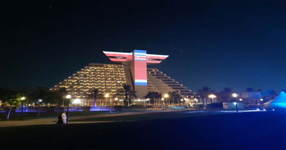 Edificios y sitios turísticos en el extranjero se tiñen de los colores patrios por celebración del Bicentenario