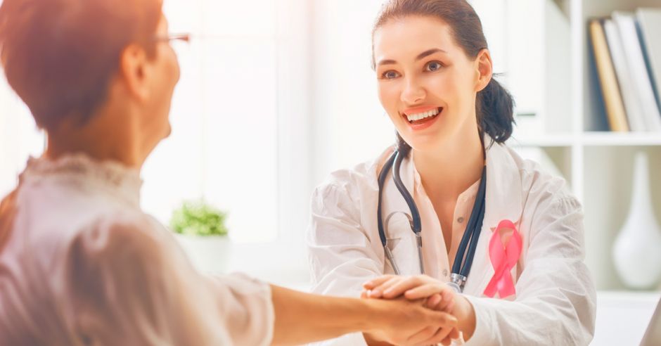 Reconstrucción mamaria y citas de control son los servicios que han sufrido atrasos, aseguran pacientes con cáncer de mama