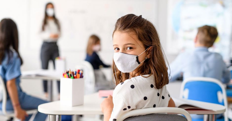 Estudiantes regresan a clases el lunes con mascarilla como medida sanitaria obligatoria