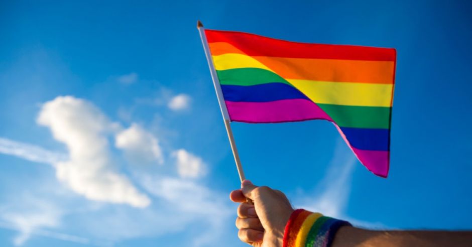 Comunidad LGBTIQ+ diseñó creativa bandera que sí podrán ingresar a estadios en Catar