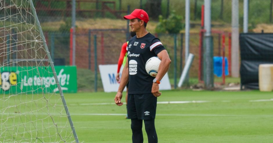 Wardy Alfaro ya no será el entrenador de porteros de Alajuelense