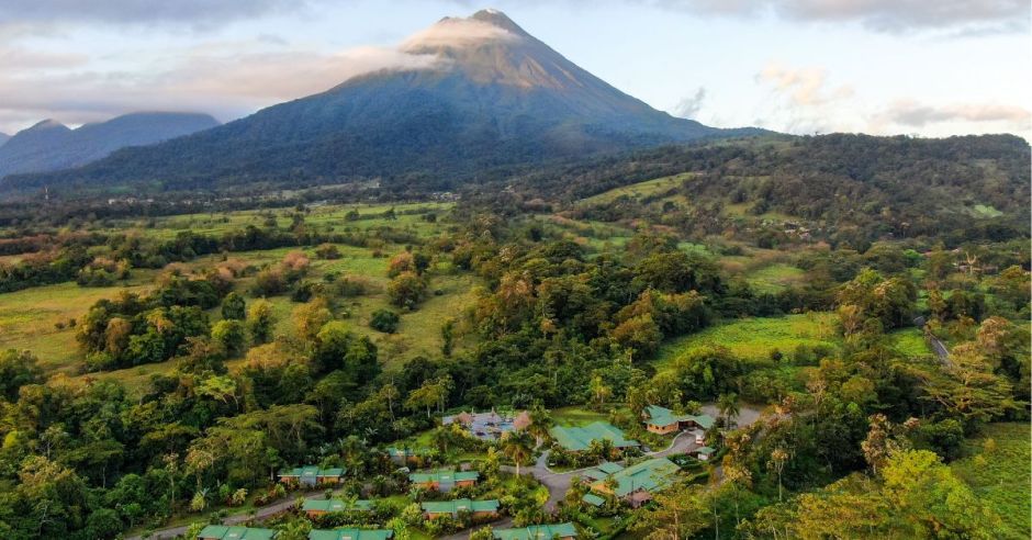 Hotel en La Fortuna destacado en plataforma Kayak por “excepcional récord de reseñas”