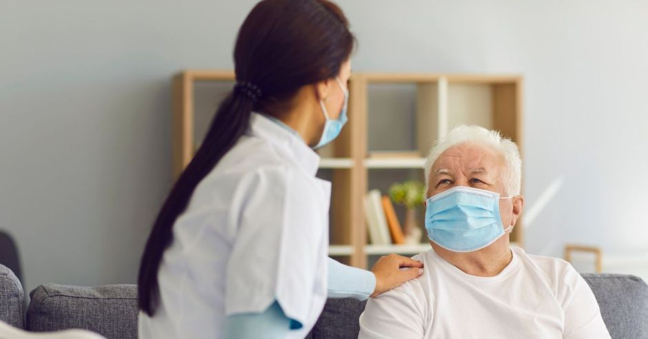 Trabajadores de hospitales deberán usar mascarillas solicita la Caja