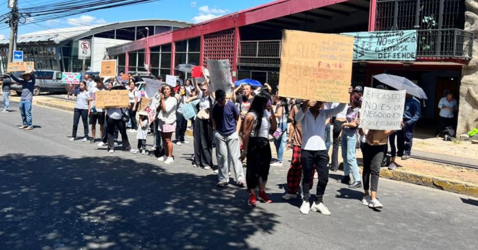 (Fotos) Padres del Conservatorio de Castella protestan en las calles por venta del teatro