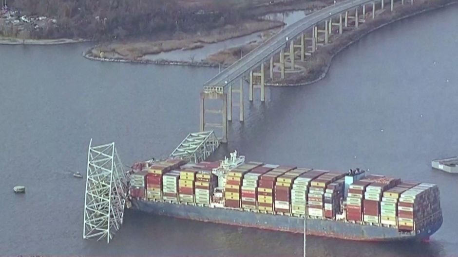 Cómo ocurrió el choque de un barco contra uno de los principales puentes de Baltimore y qué se sabe de las posibles causas