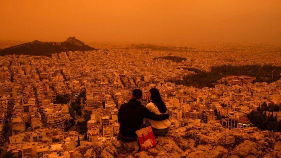 Las impresionantes imágenes de la nube de polvo del Sahara que tiñó de naranja el cielo de Atenas