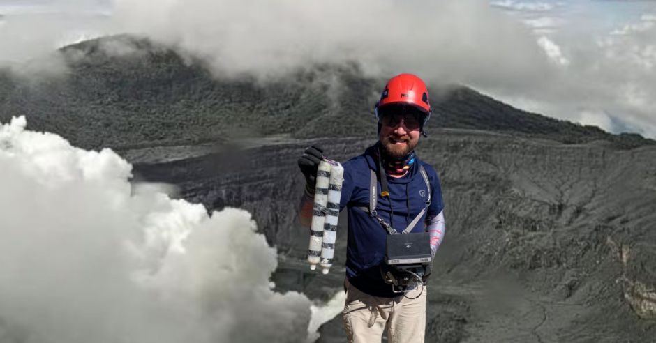 Gases y ceniza del Volcán Poás pueden afectar la salud, advierte Colegio de Químicos