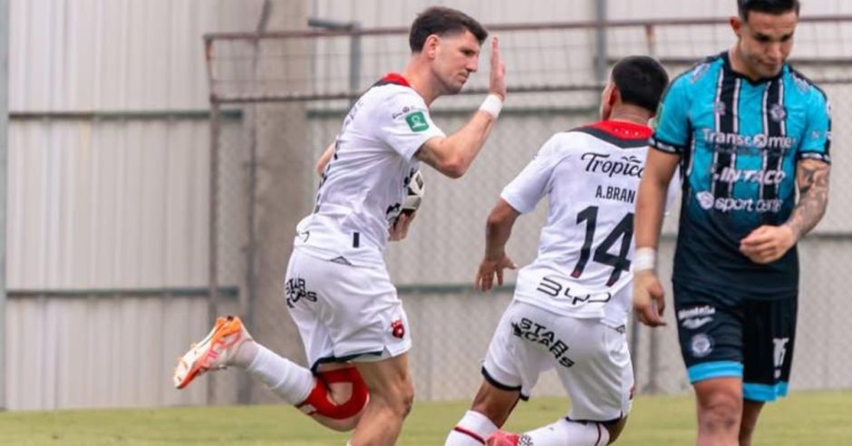 (Video) ¡No era penal! VAR contradice decisión que salvó a Alajuelense ante Santa Ana