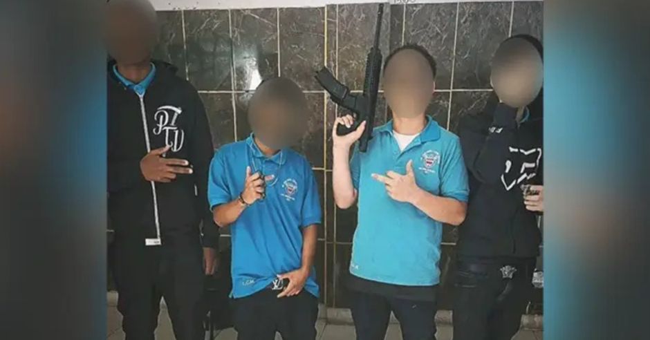 Estudiantes del Liceo Castro Madriz se toman fotos con armas de grueso calibre en centro educativo
