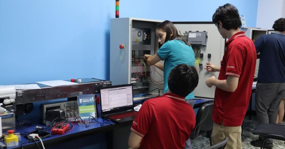 Estudiantes de 16 colegios técnicos competirán en reto de innovación tecnológica