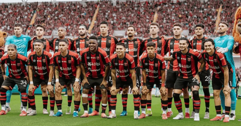 Alajuelense entre la copa 31 invicta y un subcampeonato sin derrota -  Periodico La República