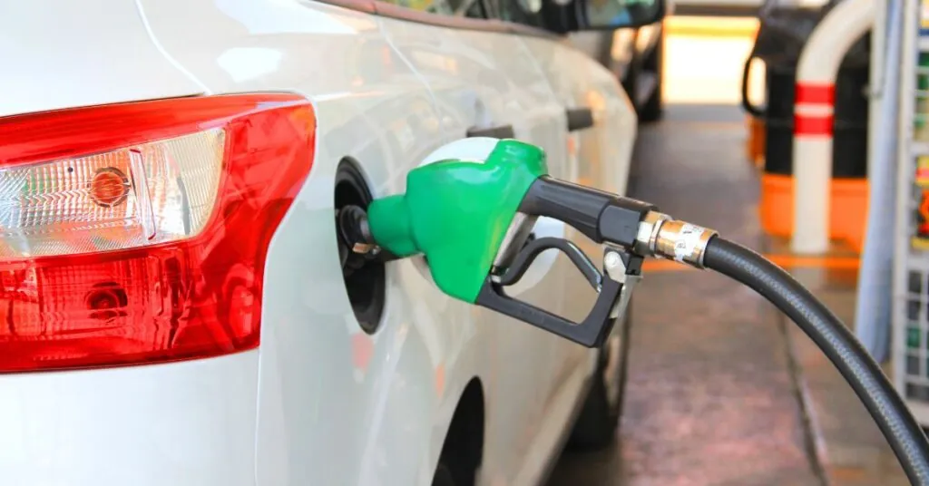 Precios de combustibles registran nueva alza este mes