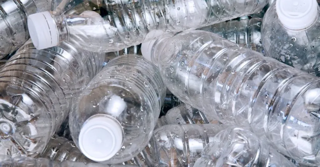 Universidad de Costa Rica prohibirá la venta de botellas plásticas de un solo uso