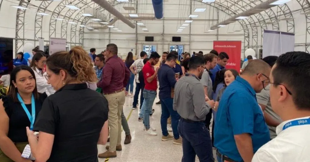Feria laboral busca reubicar personal de Intel tras cierre de planta en Costa Rica