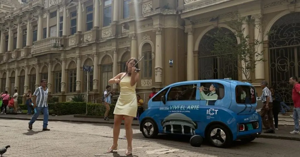 Violinista en vehículo eléctrico impulsa el turismo urbano en San José
