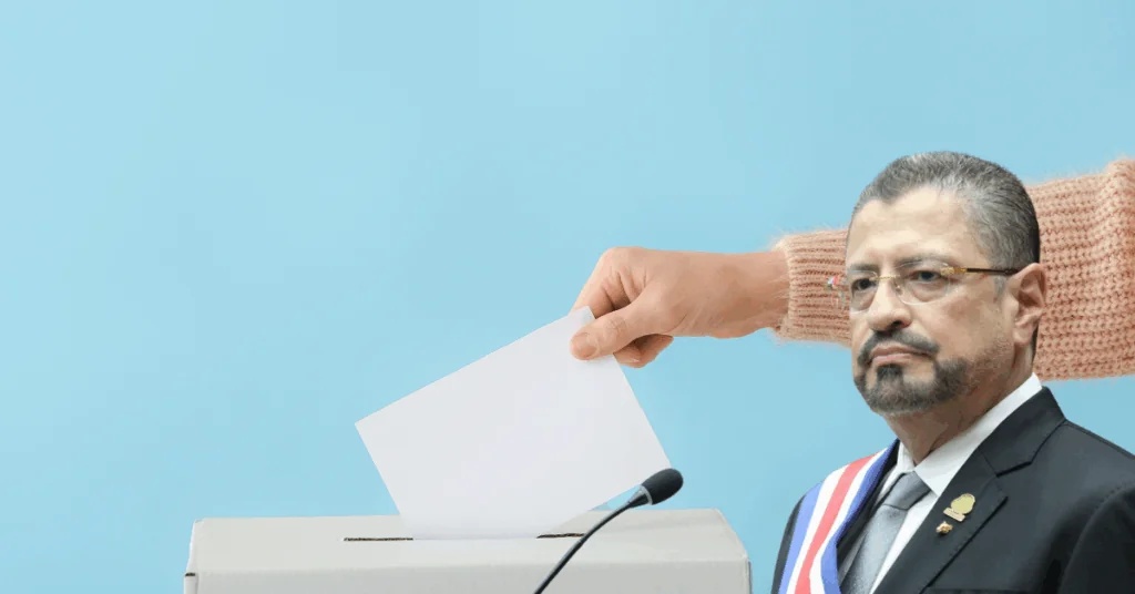 Rodrigo Chaves figura en el centro de la contienda política, según analistas de la UNA