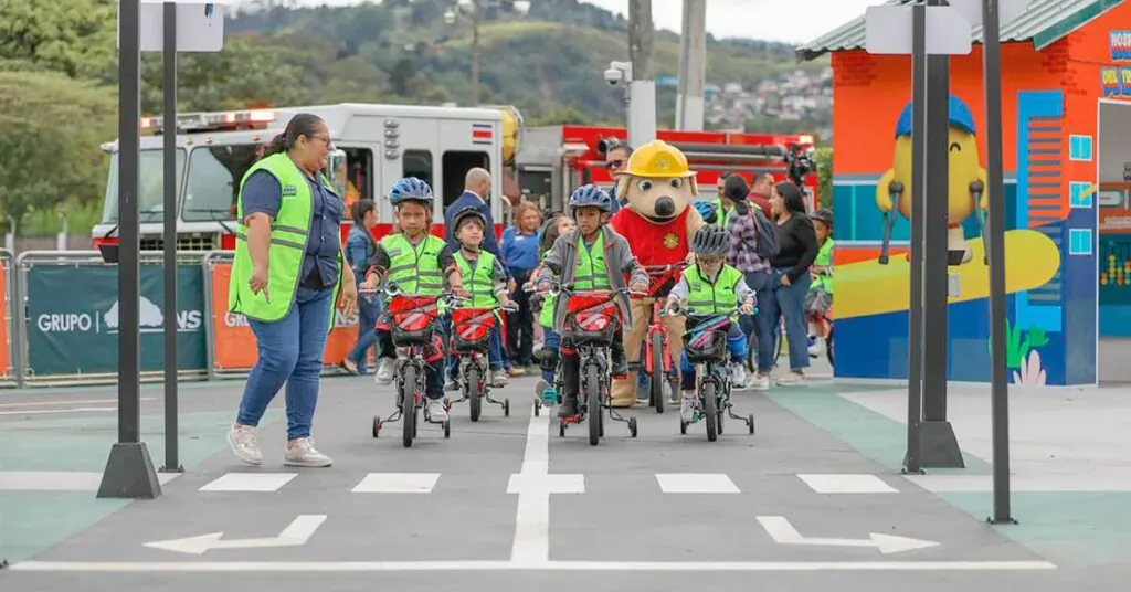 Nueva Ciudad Vial PollINS enseña a niños a convivir de forma segura en las calles