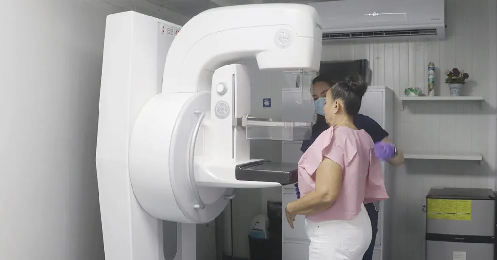 Unidad móvil de mamografía llega a Cóbano con exámenes gratuitos para mujeres entre 40 y 75 años