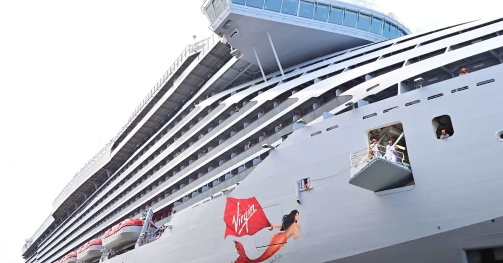 Arribo inaugural de Virgin Voyages refuerza a Costa Rica como destino de cruceros de alto valor