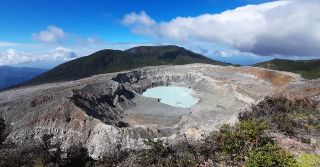 Riesgo de colapso obliga a cierre del Parque Nacional Volcán Poás por cinco días