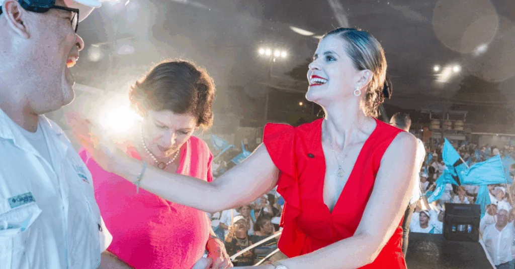 ¿Cuál es el principal rival de Laura Fernández al cierre de la campaña?