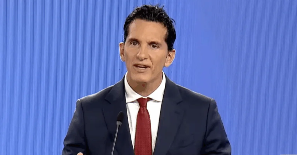 José Aguilar visita Canal 7 y Repretel para pedir un espacio en el debate presidencial