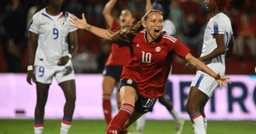 Gloriana Villalobos celebra un triunfo fuera de la cancha al obtener su título universitario
