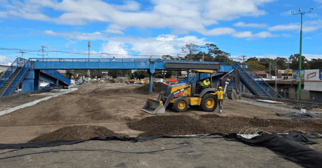 Arranca demolición de puente peatonal en Hatillo 6 para construir nuevo túnel