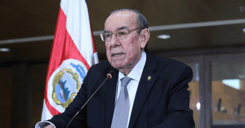 Rodrigo Arias desmiente a Laura Fernández y señala que él no puede convocar a los diputados a trabajar un viernes