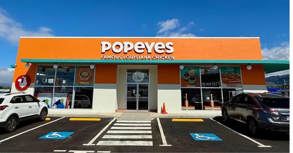 Popeyes abre su restaurante más grande en Costa Rica y genera 35 nuevos empleos en Santa Ana