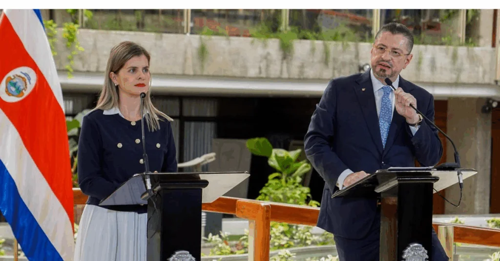 Laura Fernández y Rodrigo Chaves se reencuentran este miércoles en la conferencia de prensa del Consejo de Gobierno - Periodico La República
