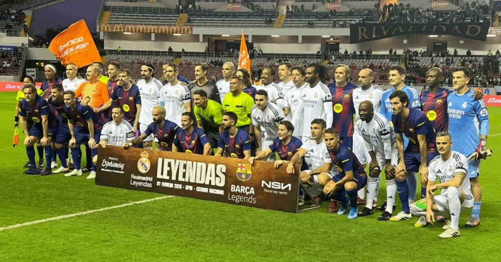 Ronaldinho y Guti hicieron vibrar al Estadio Nacional en el clásico de leyendas
