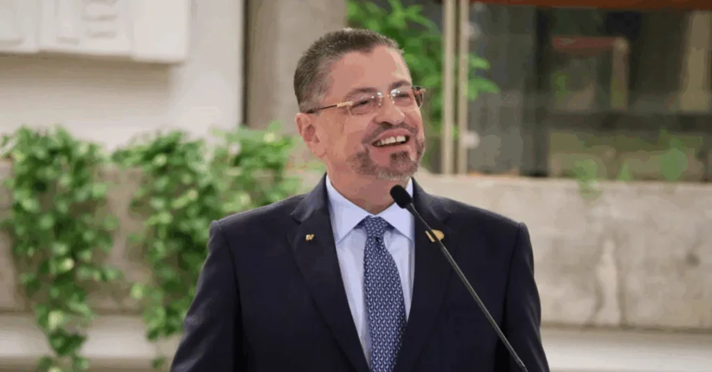 Rodrigo Chaves rechaza “ofertas jugosas” en el extranjero y se queda en Costa Rica