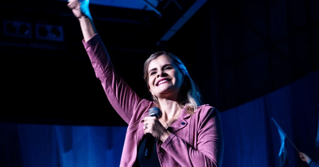 Ticos menores de 44 años no habían vivido una victoria electoral tan contundente como la que logró Laura Fernández